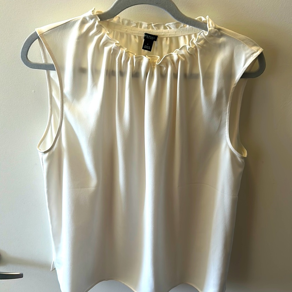 Ann Taylor Factory. White Sleeveless Tank. Size Large.
